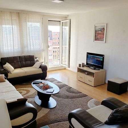 Welcoming In Prishtina Appartement Pristina Buitenkant foto